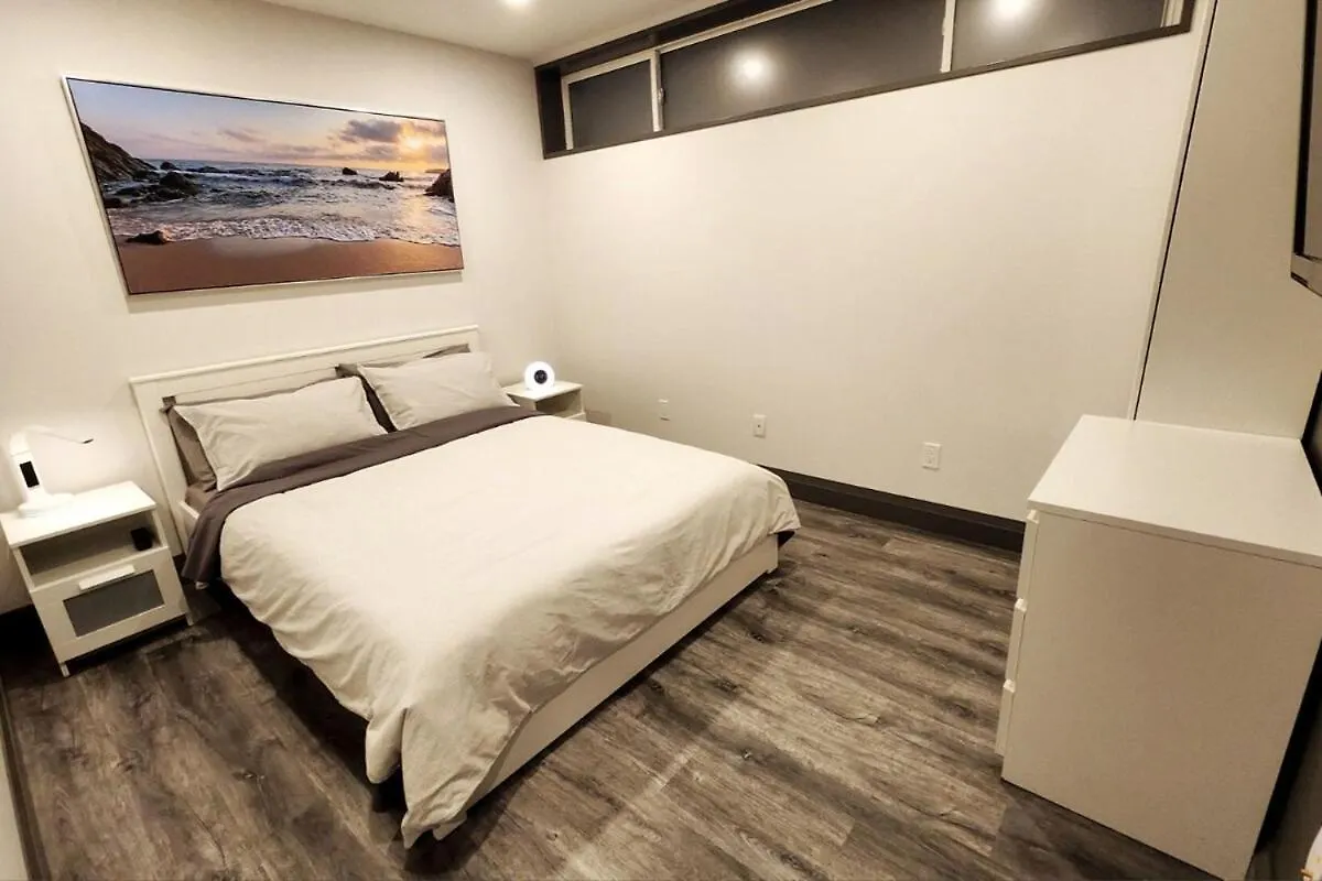 Luxury Private Suite With Own Entrance, Private Bath Toronto Apartment